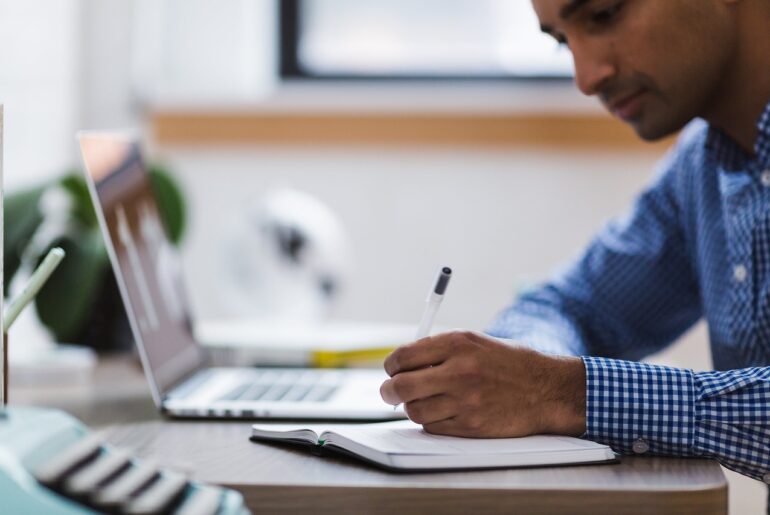 Se busca Copywriter creativo para trabajo remoto con excelente paga y horario flexible desde casa
