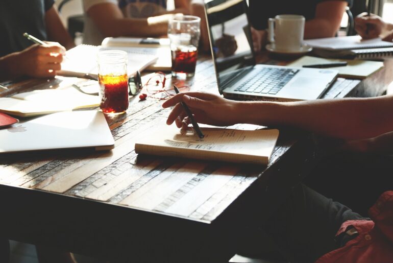 Se busca Community Manager remoto con experiencia en redes sociales