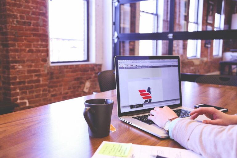 Trabajo freelance remoto para diseñador gráfico especializado en contenido visual digital